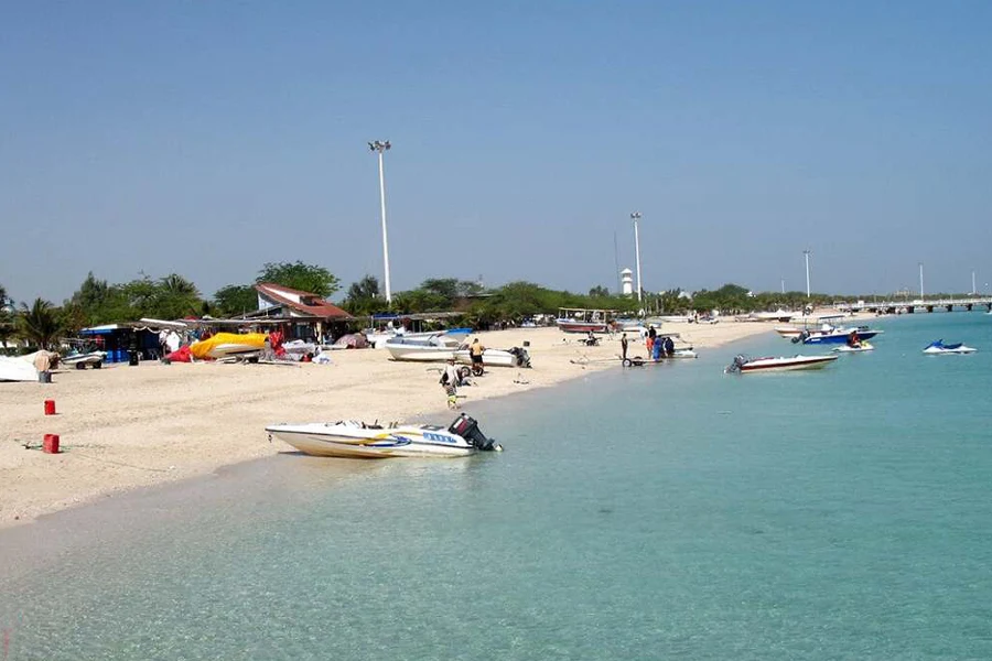 قدم زدن در ساحل کیش