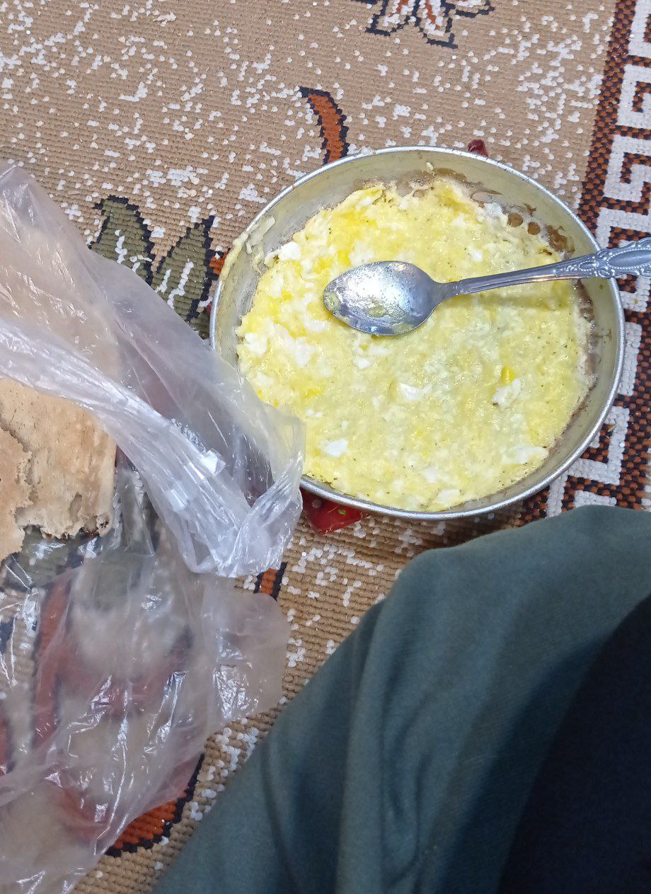 سر کار شام غذایی بود که بهش حساسیت داشتم و نمی‌تونستم بخورم. پس منم رفتم و دوتا تخم مرغ درست کردم و با یکی از همکارام خوردیم.