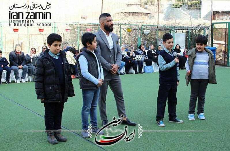 علی اکبرپور در کنار دانش آموزان مدرسه ایران زمین