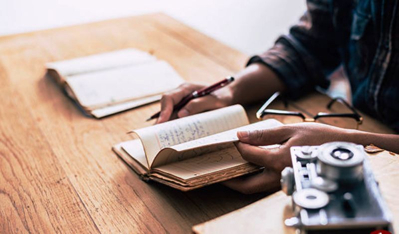 جای پای نویسنده را دنبال کنید