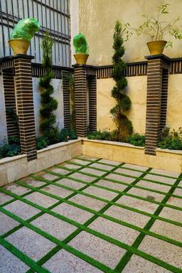 مراحل اجرا و نصب چمن مصنوعی بین موزاییک