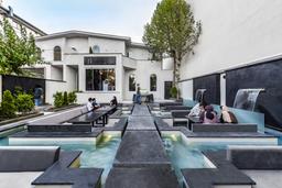 تداعی ساباط در طراحی معمارانۀ کافه گالری کاراکتر!