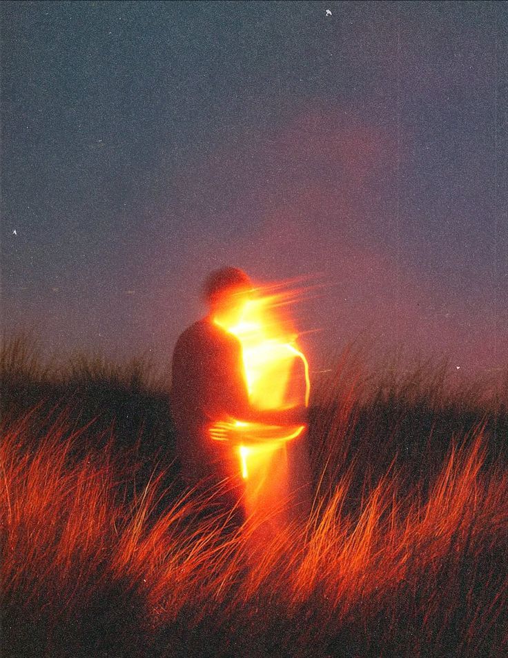 همدیگر را بغل کنید؛ دنیا بویِ باروت میدهد.