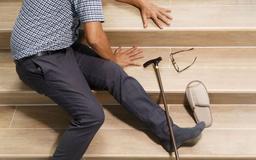 دلیل زمین خوردن ناگهانی سالمندان چیست؟