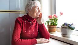 دلایل انزوای اجتماعی در سالمندان و خطرات تنهایی