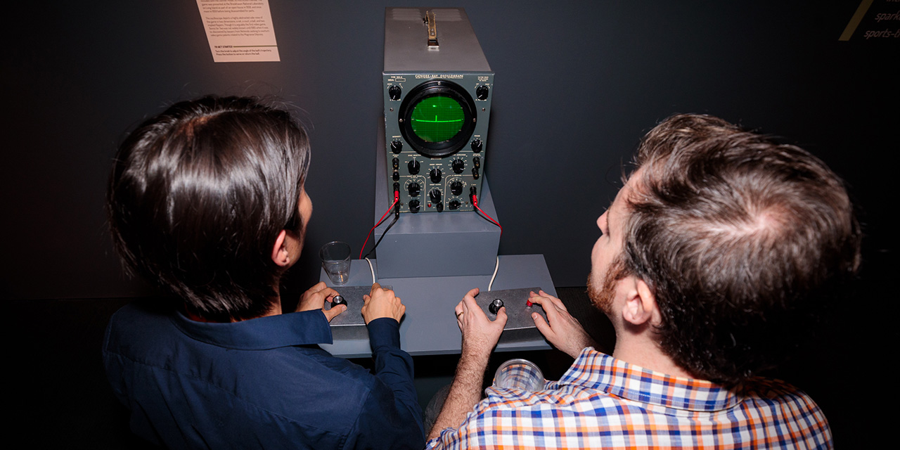 تصویری از عنوان Tennis for Two درحال اجرا روی یک کامپیوتر قدیمی