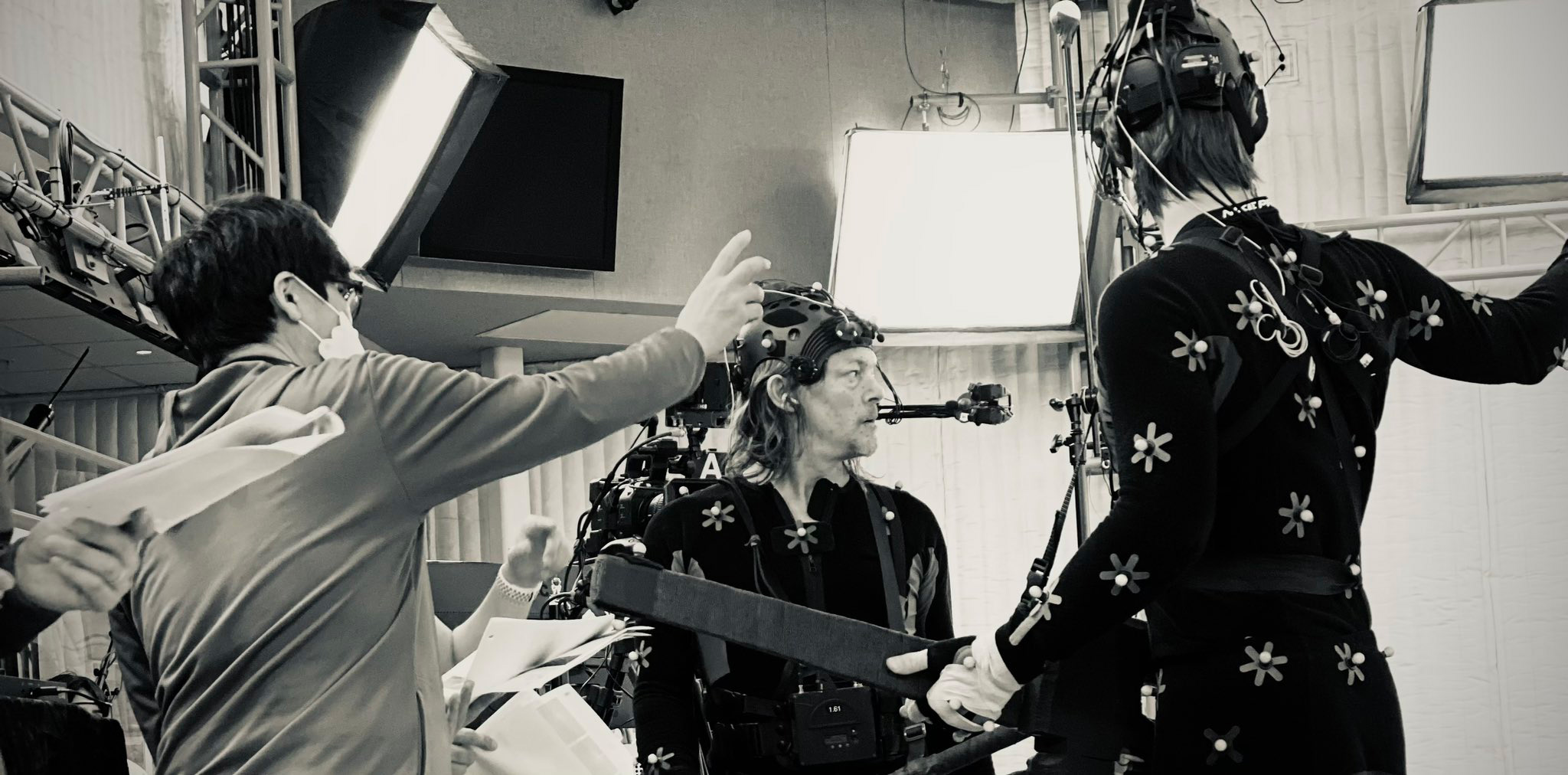 تصویری از هیدئوکوجیما (بازی ساز) و نورمن ریداس (بازیگر معروف) در پشت صحنه ی ساخت و فیلمبرداری بازی Death Stranding 2