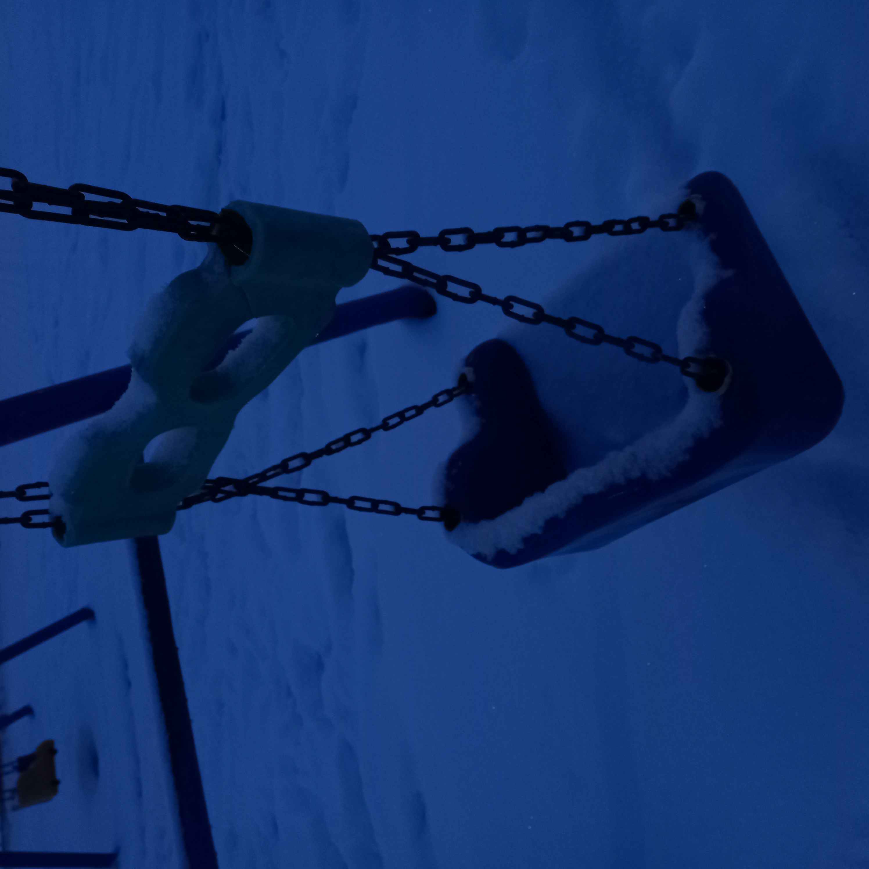 دیروز؛ روی برفا دراز کشیدم و کل شب ریه هام درد میکرد