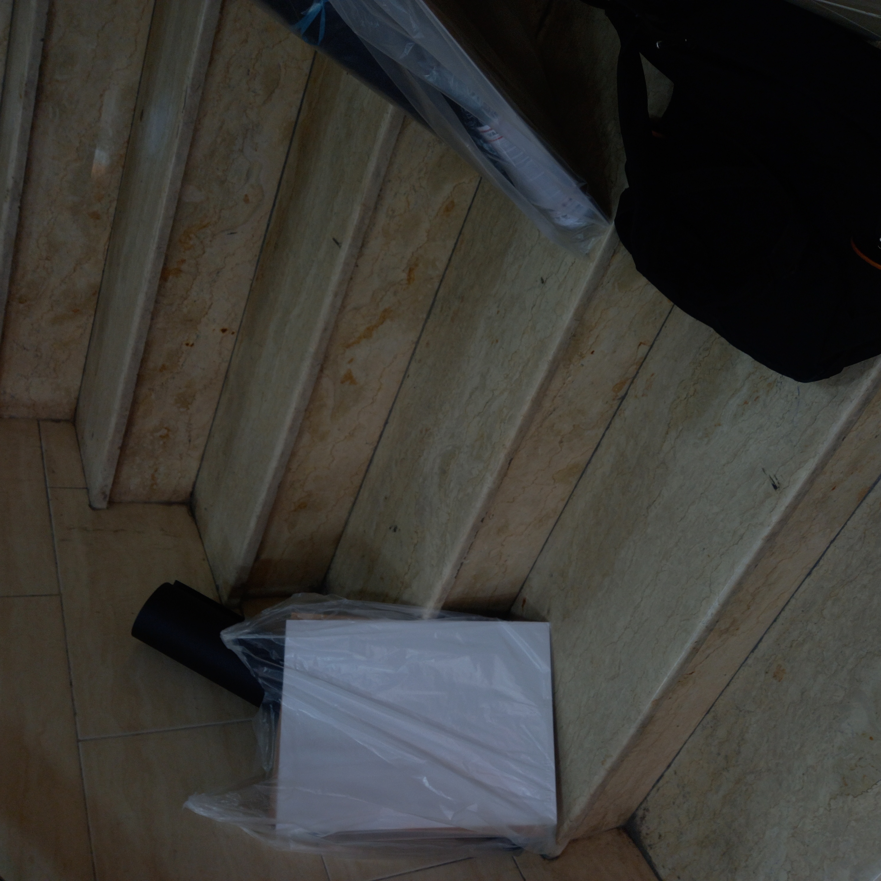 بعد نیم ساعت منتظر موندن برای خرید مقوای مشکی ، فروشنده‌ی عزیز با یه بسته مقوای سبز تشریف اورد که تو انبار فکر کرده بود مشکیه:)