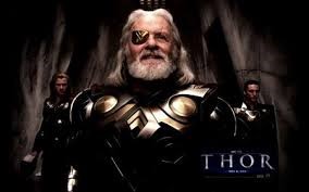 تصویر 1. اودین، خدای خدایان و خدای بسیاری از گروه‌های انسانی شامل خدای اسیران، خدای قایق‌ها، خدای بادها و خدای به دارآویخته‌شدگان در فیلم سینمایی تور