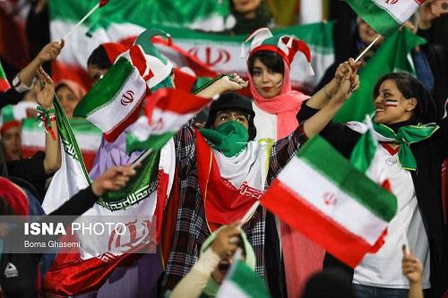 بعد از 4 دهه، بانوان در ایران برای تماشای فوتبال به استادیوم رفتند