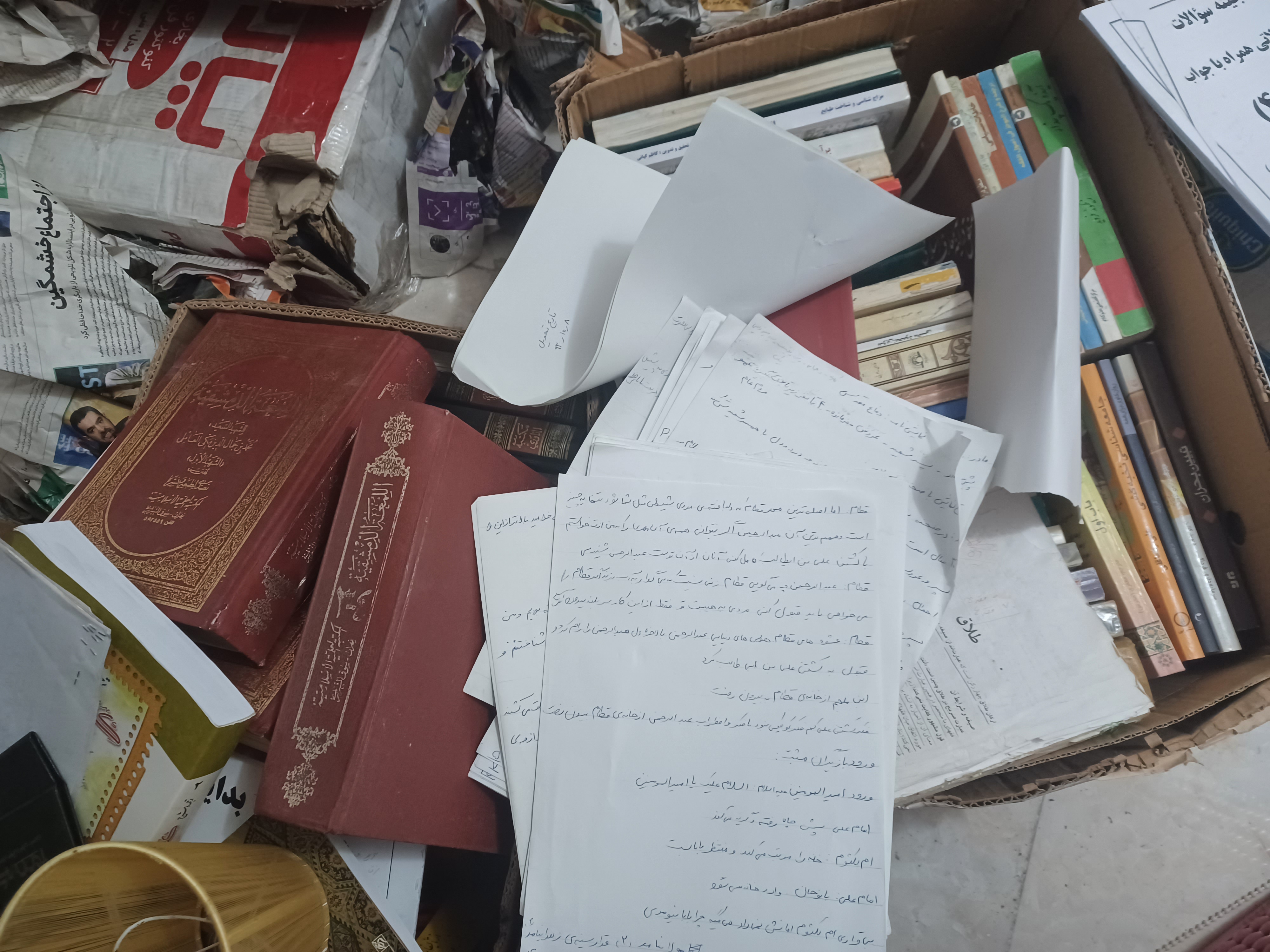 کسی که عاشق تئاتره و نمایش‌نامه نوشتنه اما اجازشو نداره