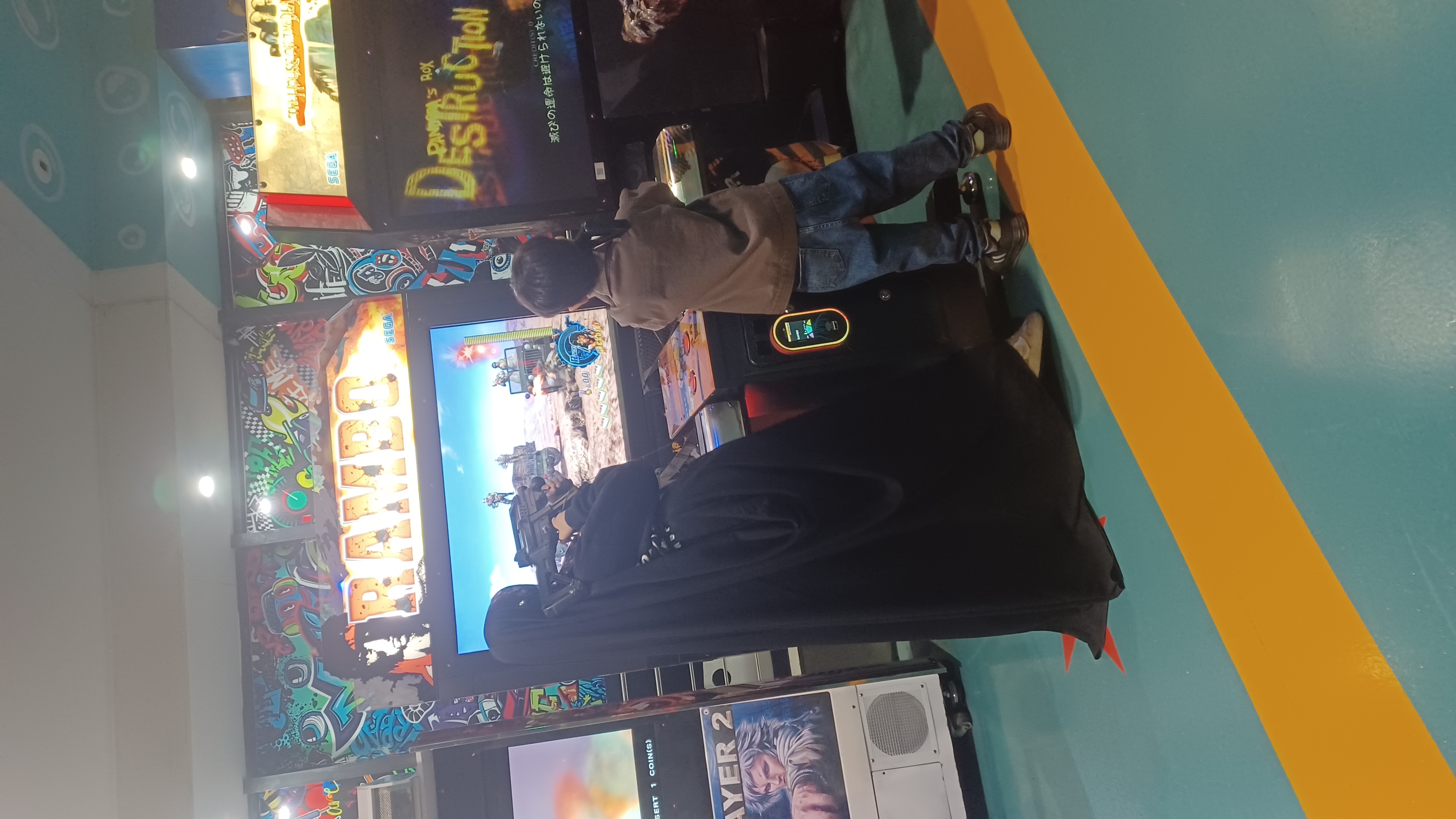 مامان دختر و پسری که هم پاشون شیطنت می‌کنه‌ و به دخترش اصرار میکنه تفنگ بازی کنه تو شهربازی😄