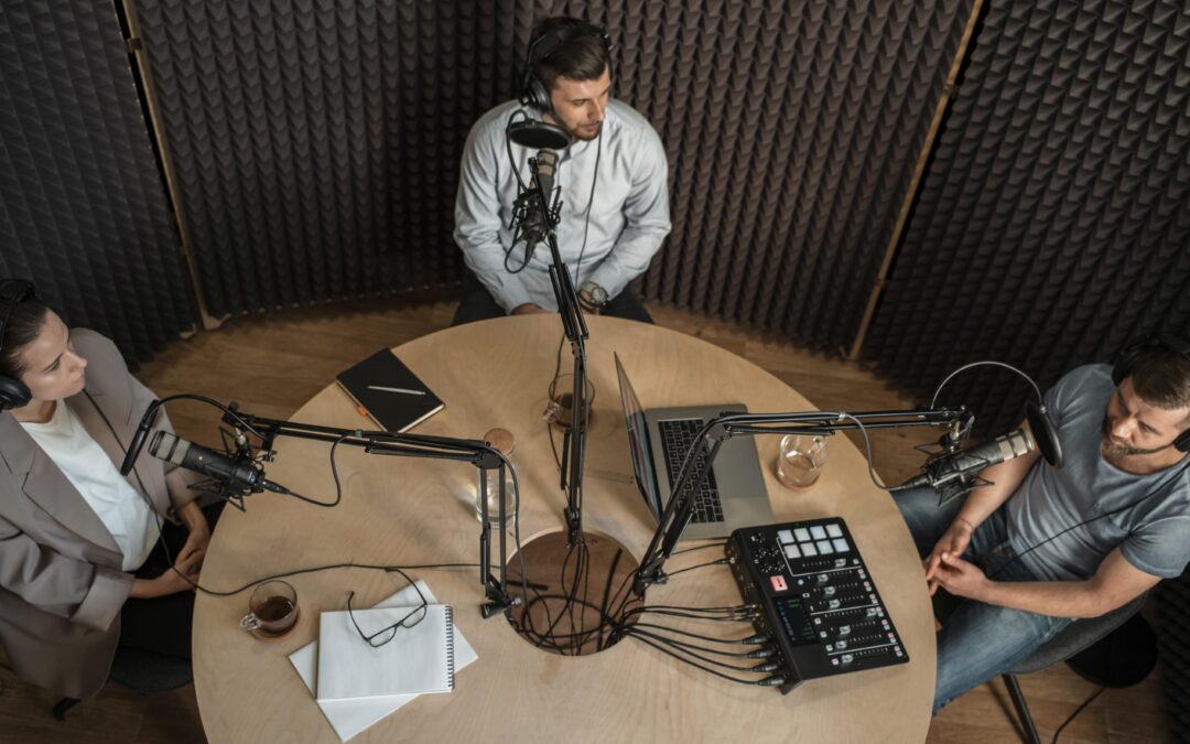 پادکست می تواند یک یا چند نفر میزبان داشته باشد و از طرفی می شود صفر یا یک و یا چند تا مهمان در پادکست حضور داشته باشند