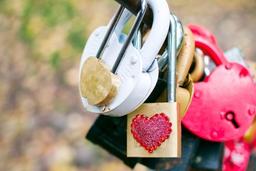 کدام رازها را به نامزدمان بگوییم؟