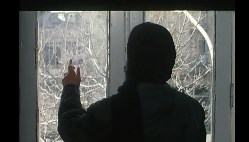 (گلرخ کمالی برای ‌پس گرفتن چک از یکی از طلبکاران شوهرش به دفتر مرد رفته و روی شیشه بخار گرفته‌ی پنجره رمز کیف سامسونیت رو برای طلبکار می‌نویسه)