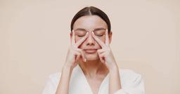 فواید و تاثیرات ماساژ دور چشم