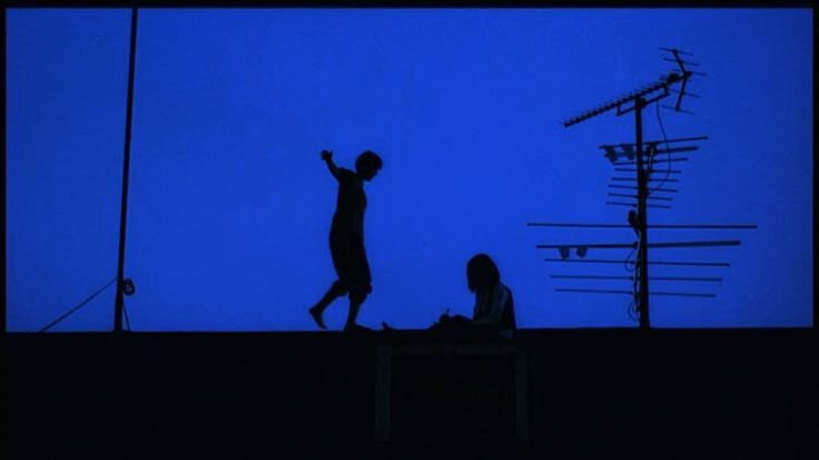 کنارِ من بمون تو این فاصله که هست،