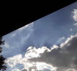 با ابرها، در حلقه‌ی چشمانِ تو