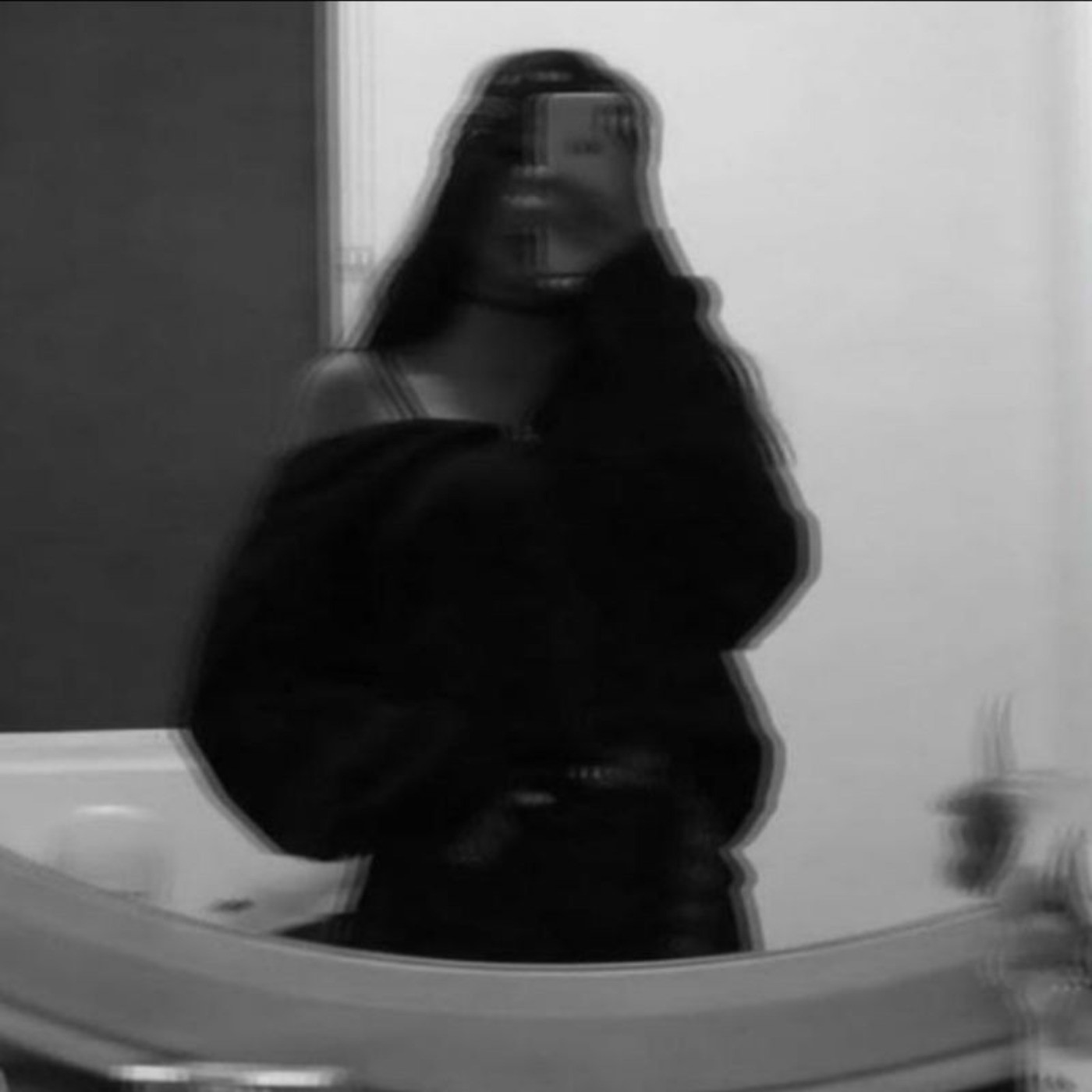 حتی تورو از خودت که داخل اینه میبینی میترسونه !  حرفایی ک میگن تو هیچی نیسی تو بدون من پوچی تو تو تو تو و اخرش تو میمونی و دستایی ک میلرزه اخرش تو میمونی و حرفای ک مثل خنجر تو قلبت فرو رفته به کی بگی به خانواده؟ کسایی ک عامل اصلی این جنگ تو روانتن؟! مطمین نیسم بعد از امروز بتونم همون ادم همیشگی باشم یا نه اما اینکه از شکست من سلاحی زهری ساختن برای کم نیاوردن توی حرفاشون برای کشتن یک ذره امید ادم برای اثبات اینکه من هیچی نیستم توی میدون جنگی ک اصلا عادلانه نیست برای منی ک ناخواسته وارد این میدون جنگ شدم و ابزار دست اون ها شدم عادلانه نیست شمارو نمیدونم ولی من برای اینکه امروز از خودم نگذرم تمام حرص هایی ک چند سال بود تو دلم دفن کرده بودم تمام داد هایی ک تو گلووم خفه کرده بودم رو خالی کردم تمام اون خالی شدن ها اصلا حالم رو خوب نکرد بدتر داخل یه چاهیی عمیق دفنم کرده و کسایی ک بیشتر خاک میریزن تا این چاله رو پر کنن کسایی هستن ک از جون و دلم بیشتر میخواستمشون ولی فهمیدم دختر بودن نه تنها در جامعه جرمه بلکه حتی در پیش چشم همجنس خودت و کسایی ک هم خونت هستن یک گناه نابخشودنیه به بهانه ی دختر بودن بال هاتو میشکنن چون صلاح تو میخوان به بهانه ی دختر بودن لهت میکنن چون ضعیف شدنتو میخوان به بهانه ی دختر بودن صدات رو خفه میکنن چون تنا صدای اون ها باید شنیده بشه نمیدونم از این شخصیتی ک ساختن راضین یا نه ولی من از این ادمی ک دارم میسازم و میبینم و نمیشناسم ب شدت میترسم جوری ک گاها برای فرار از خودم غرق در دنیای خیالی با ادم های غریبه ای میشم ک واقعیت روح ترسناکم رو به روی خودم میارن و من در مقابل اون ادم های خیالی انکارش میکنم تا از این دنیا دست نکشم                                                  ---