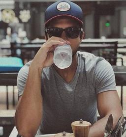 بیوگرافی مهراد هیدن