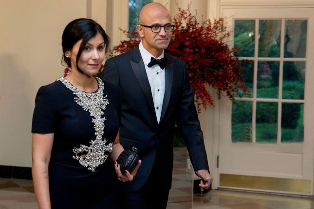 ساتیا نادلا در کنار همسرش