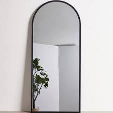 به خودم در آینه نگاه می کنم..