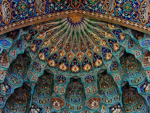 به جای اتاق خیالی متن به کنگره (مقرنس) توجه کن! حرکت در ساختار پیچیده و منظم فضای درون کنگره ای به شکل بالا نیازمند تخمین هندسه ی آن است که در «بعد« یا «آنتروپی فضایی» آن تعریف شده است (معماری مسجد شیخ لطف الله، اصفهان)