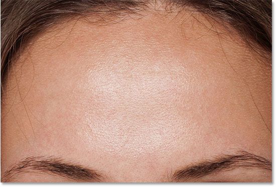 لکه های روی پیشانی او و با برس Spot Healing از بین رفته است