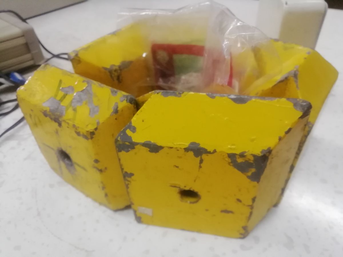 محفظه و کارد قلعی برای نمونههای رادیواکتیو