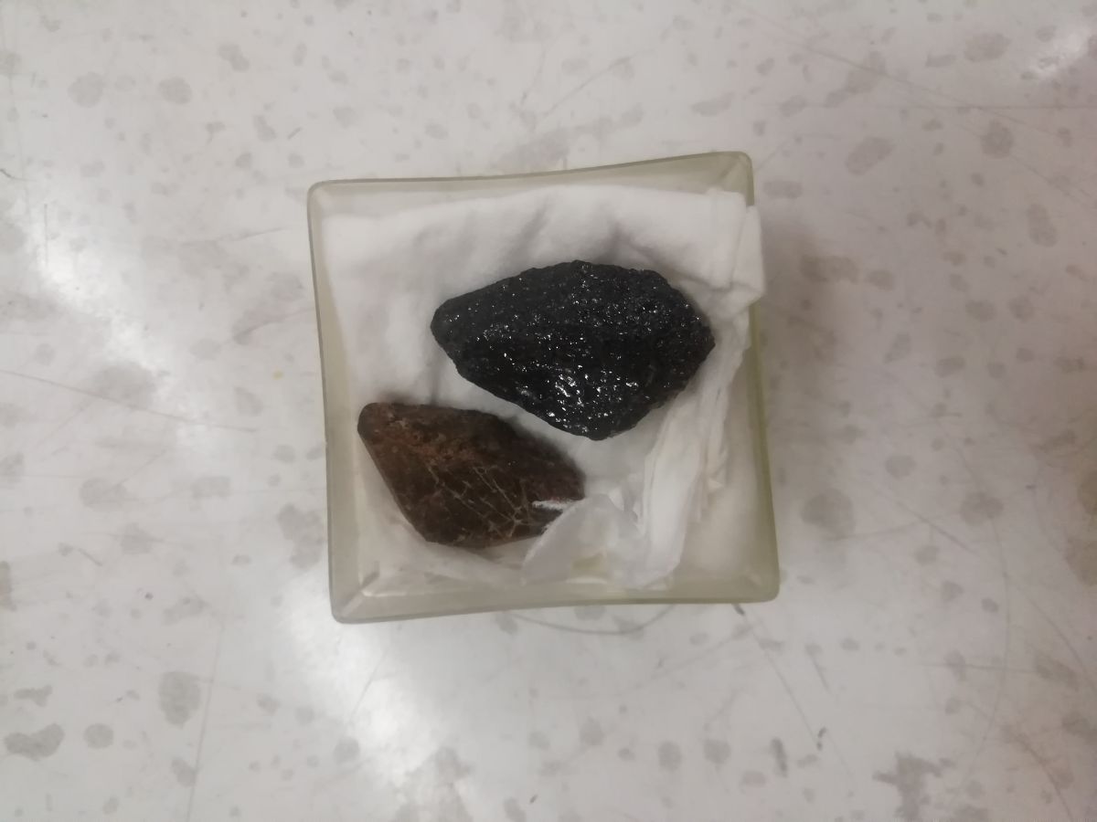 سنگ سیاه : اورانیوم سینگ قهوهای : توریم