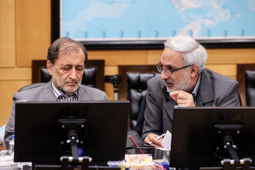 جعفری آذر که در مرحله دوم انتخابات مجلس با 75 هزار رای از سبد رای 1.3 میلیون نفری شهر تبریز به نمایندگی انتخاب گردید سابقا در کسوت فرمانداری شهر تبریز فعالیت می نمود.