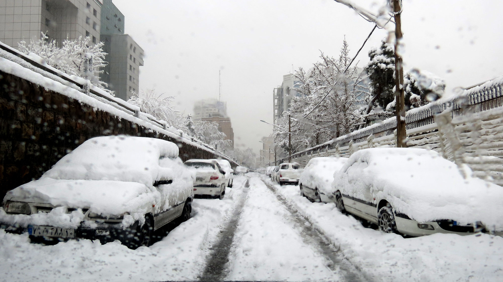 تهران - یک روز برفی - بهمنماه 1396 - عکس: محسنسمسارپور