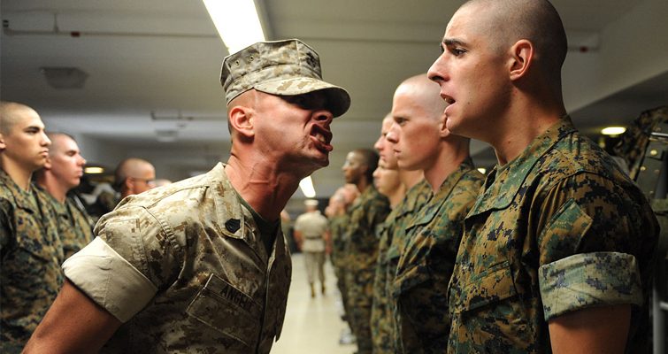 آمریکا یک هیکل گنده دارد و مغزی به اندازه دایناسورها؛ و به همین دلیل که دایناسورها از بین رفتند اینها هم از بین میروند.