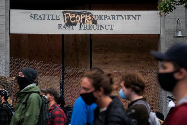 در حال حاضر موقعیت فدرالی امریکا دارد از بین میرود و مثلاً ممکن است به دهها کشور کوچک تجزیه شود.