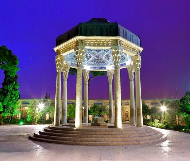 ارامگاه حافظ در شب