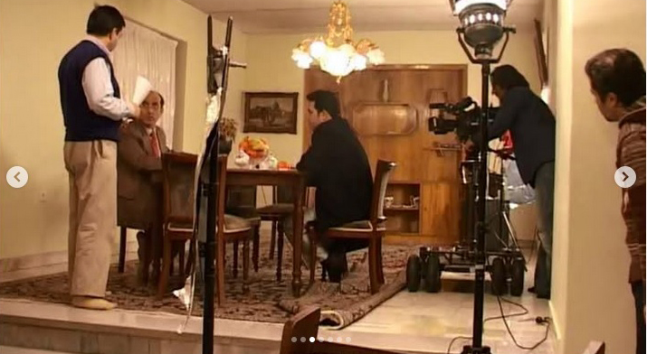 بنده در حال گفت و گو با مرحوم فلاحتگر، شهریار فخار در مقابل او، رضا روشن (فیلمبردار) در سمت راست صحنه، بهرام بایرام زاده (چهره پرداز) از گوشه سمت راست حواسش به گریم ها هست