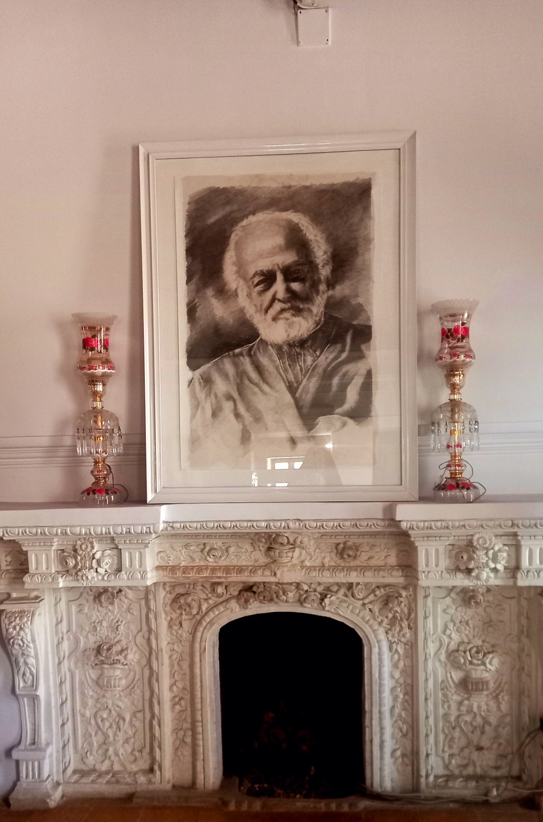 خانه حاج حسین ملک در مشهد که تبدیل به یکی ساختمان های میراث فرهنگی شده بود، حاج حسین ملک از تجار برجسته و با نفوذ حامی بزرگ فرهنگ و هنر در مشهد بود. روحش شاد