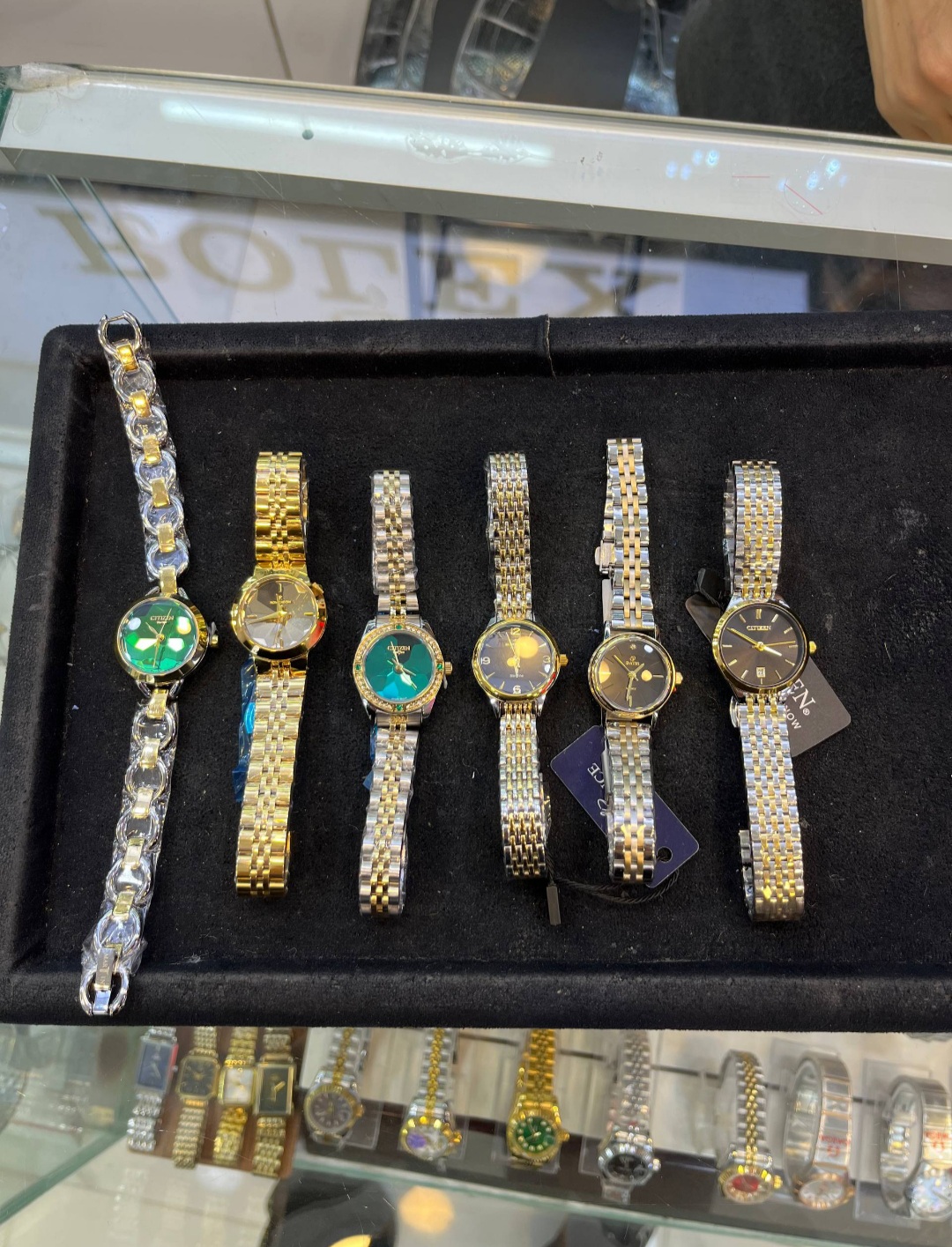 به وقت خریدن هدیه؛ این همه جوش زدم آخرشم هیچ کس به حرفم توجه نکرد👩‍🦯