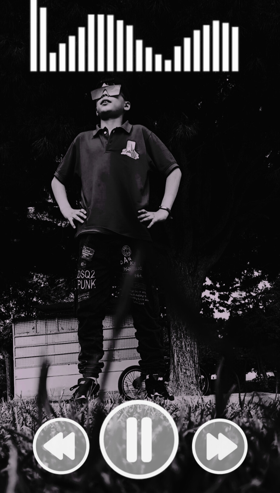 این پسر 14 ساله یک رزمی کار حرفه ای است که چهار پسر 15 ساله را زخمی کرده است این پسر بسیار خطرناک است یک قیافه مظلومانه دارد و در کوچه محمدزاده زندگی می کنند این پسر باکسی کاری ندارد که اگرکاریش باهاش نداشت باشید