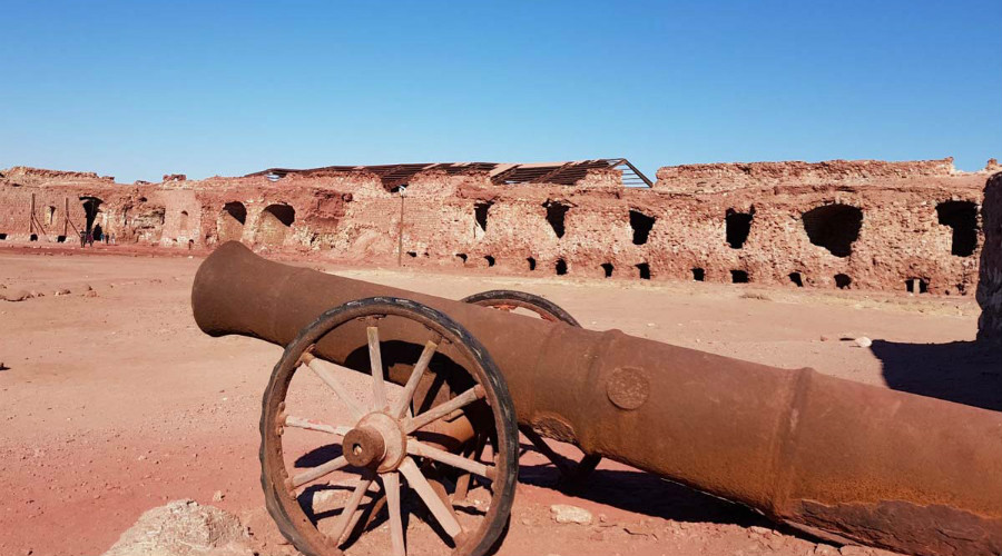توپ جنگی به جا مانده از دوران اشغال جزیره هرمز توسط پرتغالیها