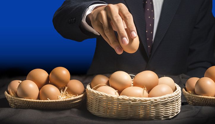 تمام تخم مرغ ها را در یک سبد نگذارید. 