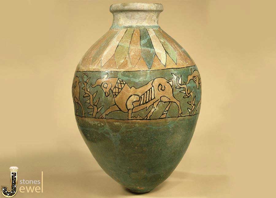 اولین واحد پولی تاریخ، پولی بود که در سیلا (کوزه)های خاص سومری نگهداری میشد که گیاه جو بود (تصویر کوزه بالا نمادینه و تصویر واقعی سیلاهای سومری نیست)