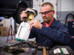 پمپ بنزین ماشین: علائم خرابی و راه حل ها