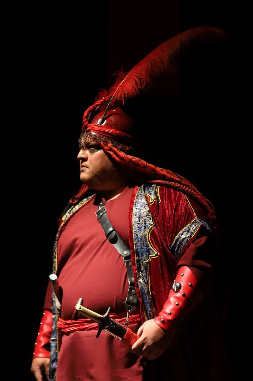 آرمان بزرگ زاده در نمایش محاکمه در شب دهم