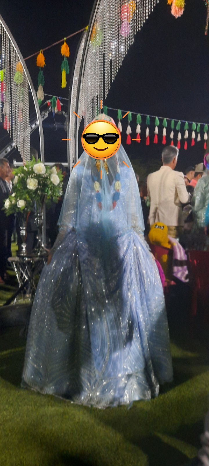 خب اون عروسی هم بخیر گذشت. البته از بس لباس سنگین و بزرگه چند کیلو بالا پایین بودن معلوم نمیشه