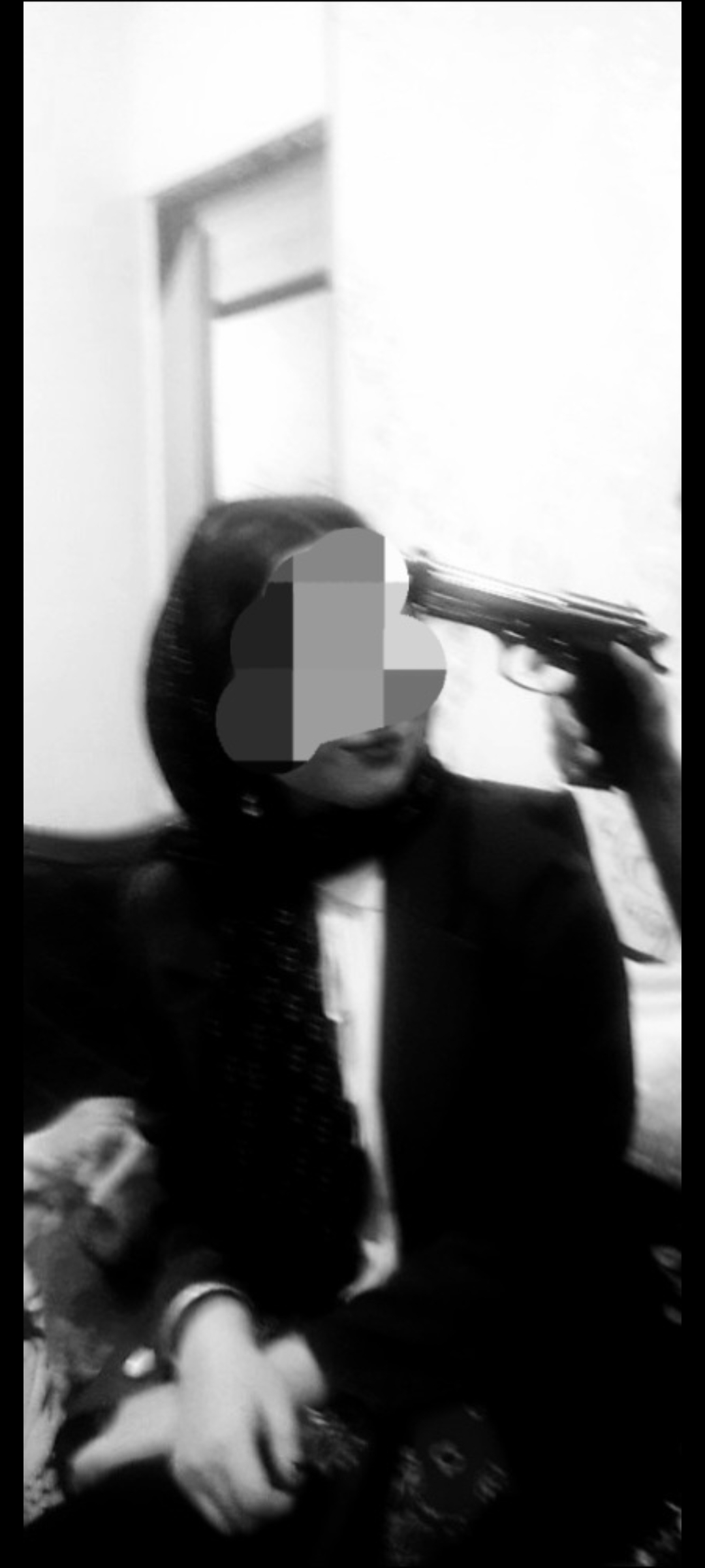 این عکس خیلی خوبه،اونی که روم کلت کشیده هم تو عکسه ولی خب کاتش زدم،اون به دوربین نگاه میکنه من با یه نگاه مسخره به اون نگاه میکنم