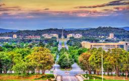 وضعیت تحصیل و میزان درآمد در شهر کانبرا چگونه است؟