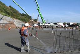 آب دادن به بتن بعد از بتن ریزی