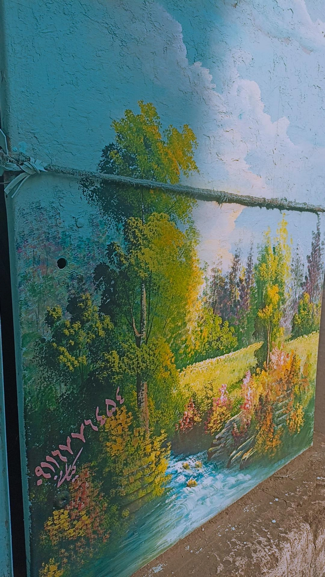 جدیدا روی تیر برق های و کنار خیابون هراز رو یه خداشناسِ هنرمند قشنگش کرده، دستاشو میبوسم، چون دیگه بعد این کارش پیاده روی هام فقط یه پیاده روی نیستش. مثل قدم زدن توی گالری نقاشی میمونه.